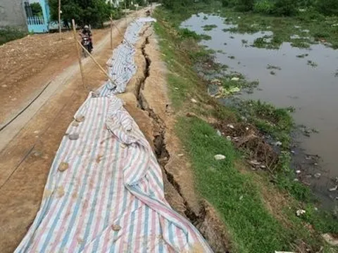 Đê Sông Càn nứt toác trước mùa mưa bão, nghìn hộ dân bất an