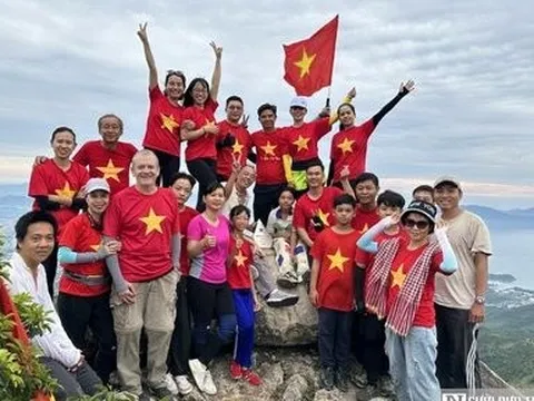 Trải nghiệm thú vị khi leo núi chinh phục "nóc nhà" Nha Trang