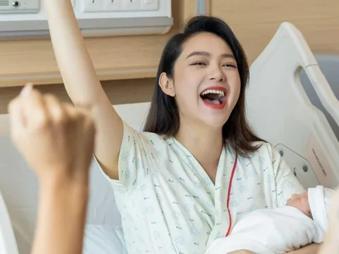 Minh Hằng thông báo sinh con trai đầu lòng