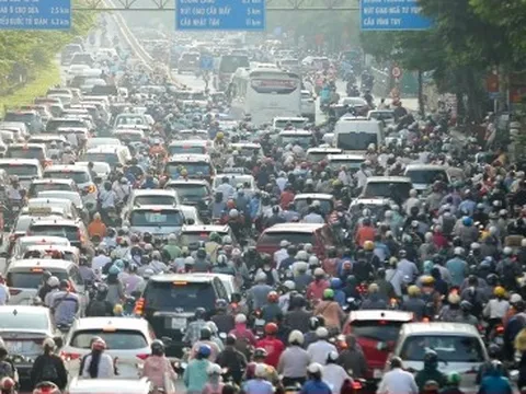 Chưa đến ngày khai giảng, đường phố Thủ đô ùn tắc khắp nẻo bất kể ngày đêm