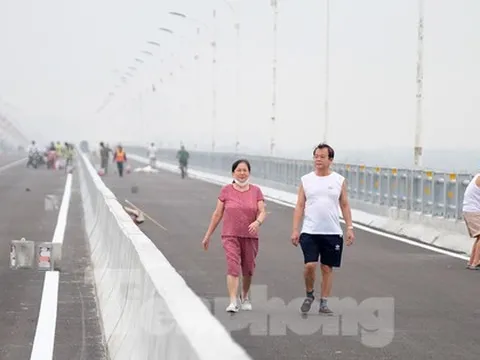 Người dân tranh thủ đi thể dục ngắm cầu Vĩnh Tuy 2 sáng sớm trước ngày thông xe