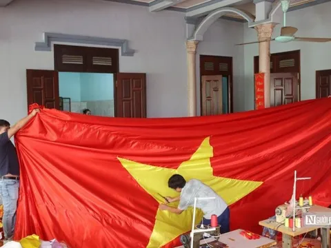 Mục sở thị làng may cờ Tổ quốc lớn nhất Hà Nội trước dịp Quốc khánh