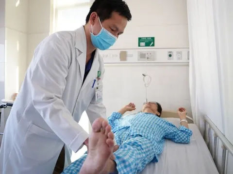 Thay khớp háng thành công cho cụ ông suýt hoại tử xương đùi