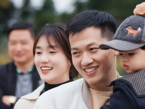 Nam MC cưới vợ sinh con 4 năm sau mới đăng ký kết hôn