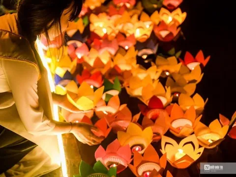 Hàng nghìn người thả hoa đăng đêm Vu lan báo hiếu