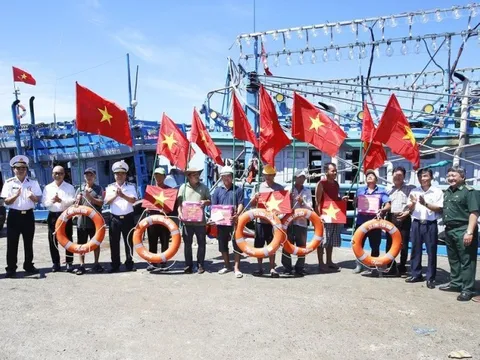 Chiến sĩ vùng 4 Hải quân tặng quà và khám bệnh, cấp thuốc cho ngư dân Khánh Hòa