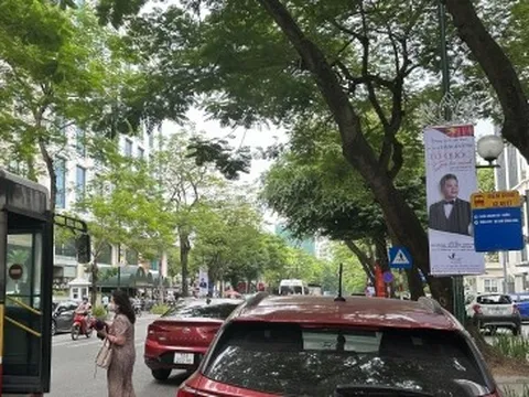 Điểm dừng xe buýt bị chiếm chỗ, hành khách ngao ngán