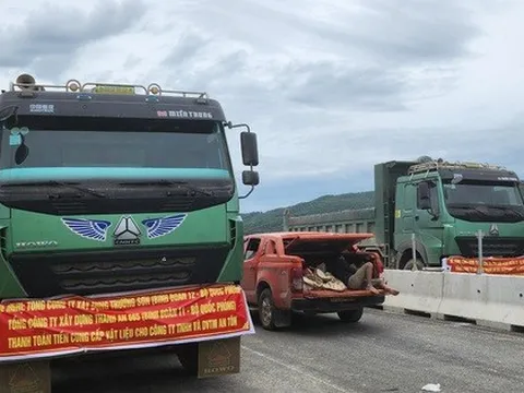 Căng băng-rôn đòi nợ gần 8 tỉ đồng tiền cung cấp vật liệu thi công cao tốc QL 45 - Nghi Sơn
