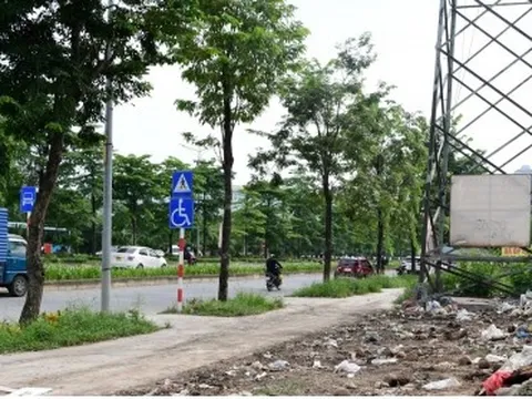 Vỉa hè nhiều tuyến đường ở Hà Nội ngập trong rác