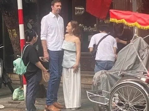 Lan Phương và chồng Tây cao hơn 2m gây chú ý với khoảnh khắc "bị chụp lén" trên phố
