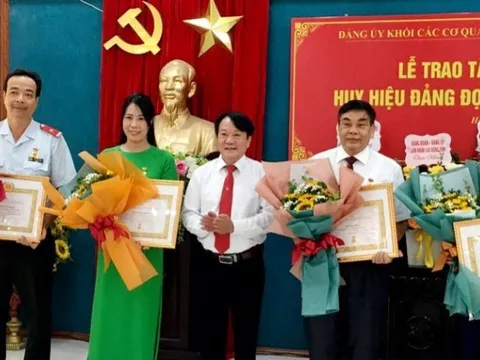 Chủ tịch Hội Luật gia tỉnh Hòa Bình nhận huy hiệu 45 năm tuổi đảng