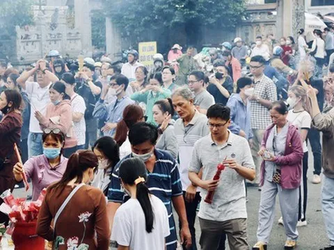 Người dân TP.HCM đội nắng, đội mưa đi lễ chùa ngày Vu lan báo hiếu