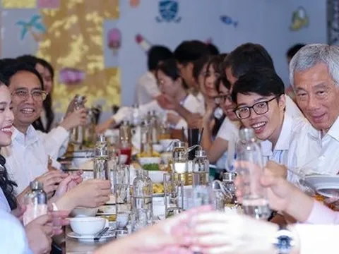 Thủ tướng Singapore cùng Phu nhân thưởng thức cốm, bánh cuốn cùng sinh viên