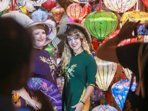Hàng nghìn du khách đổ về Hội An, xếp hàng thả hoa đăng trong Lễ Vu Lan