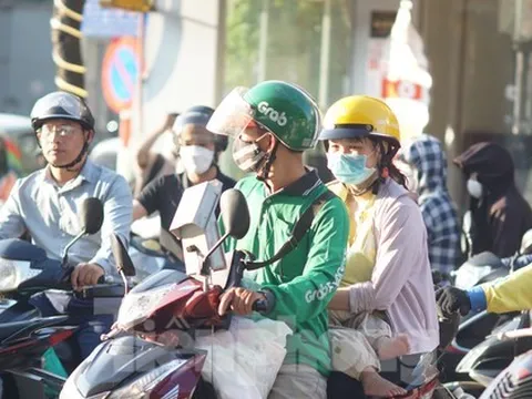 Dòng xe chen chúc, người người tay xách nách mang rời Thủ đô về quê nghỉ lễ 2/9