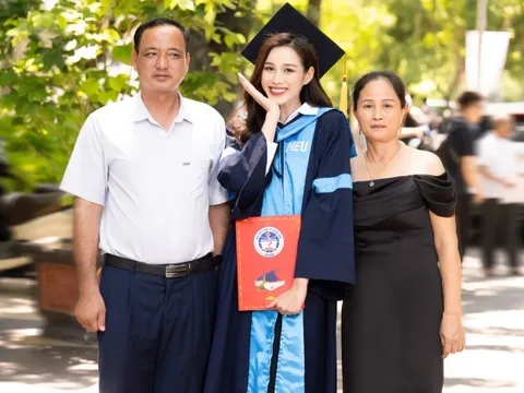 Hoa hậu Đỗ Hà rạng rỡ trong ngày tốt nghiệp Đại học, chuẩn bị làm doanh nhân