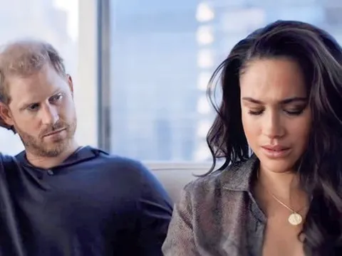 Harry đau đớn khi Meghan tháo nhẫn đính hôn