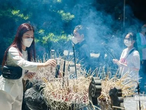 Người dân Hà Nội đội nắng đi chùa cầu an ngày rằm tháng 7