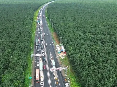 Xe cộ kẹt cứng trên tuyến cao tốc Phan Thiết - Dầu Giây ngày đầu nghỉ lễ 2-9