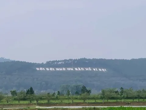 Chuyện chưa kể về dòng chữ "Đời đời nhớ ơn Bác Hồ vĩ đại" ở núi Thiên Nhẫn