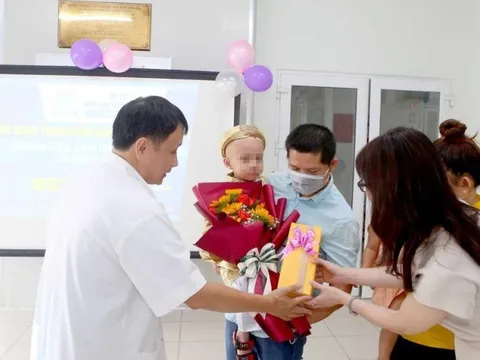 Vỡ oà hạnh phúc ngày bé trai 4 tuổi ghép tuỷ thành công ra viện