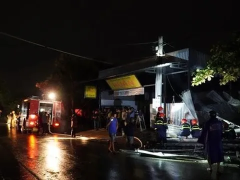 Cảm động hình ảnh chiến sĩ PCCC ôm cháu bé sơ cứu trên xe cứu thương