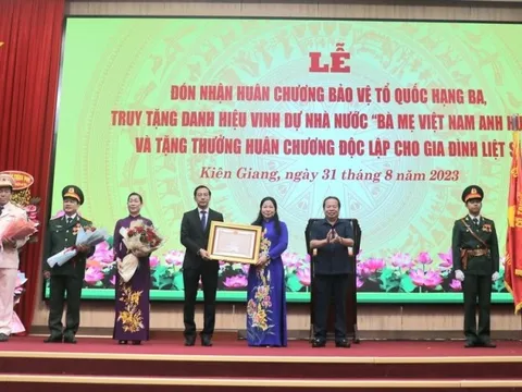 Kiên Giang đón nhận Huân chương bảo vệ Tổ quốc hạng Ba