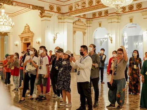 Tour tham quan trụ sở HĐND và UBND TP HCM hút khách dịp lễ 2-9