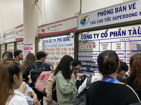 Hàng ngàn khách phải chuyển hướng khác vì tàu, phà ngưng hoạt động