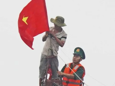 An tâm vươn khơi cùng cờ Tổ quốc và “móc khoá đường dây nóng”