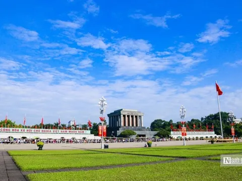 Hà Nội: Các di tích, công viên tấp nập người dân tới vui chơi