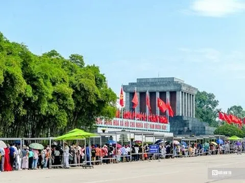 Hàng vạn người đội nắng, xếp hàng vào Lăng viếng Bác ngày Quốc khánh
