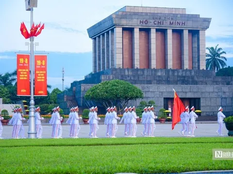 Hà Nội: Hàng nghìn người xem Lễ Chào cờ tại Quảng trường Ba Đình