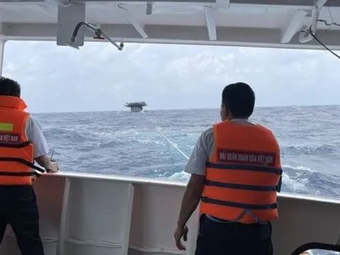 Tàu Hải quân 420 lai kéo tàu cá bị hỏng máy về đảo Sơn Ca an toàn