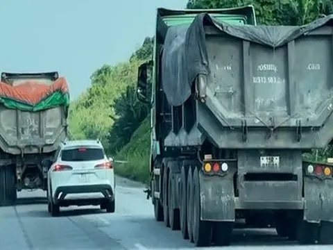 Khởi tố vụ 2 tài xế xe ben chèn ép xe con không cho vượt trên cao tốc