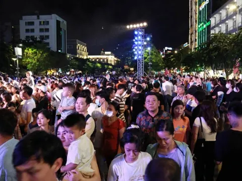 “Biển người” đổ về trung TP.HCM chờ xem pháo hoa, nhiều tuyến đường kẹt cứng
