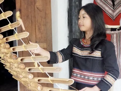 Gặp cô bé 10 tuổi bén duyên với nhạc cụ dân tộc
