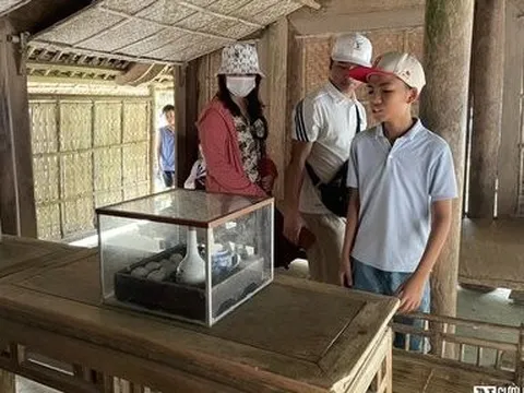 Xúc động bên những kỷ vật gắn bó với tuổi thơ của Bác Hồ