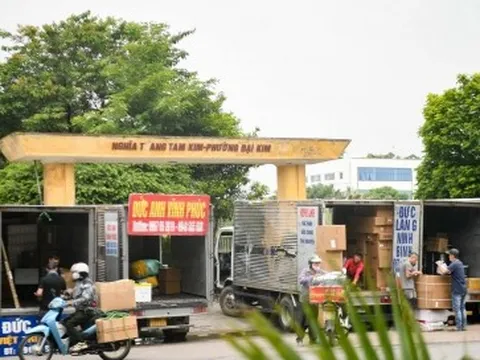 Đại lộ nghìn tỷ ở Hà Nội biến thành bến xe tải chiếm hết lòng đường, vỉa hè