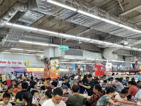 Xếp hàng 30 phút mới có chỗ ăn uống ở trung tâm thương mại Hà Nội