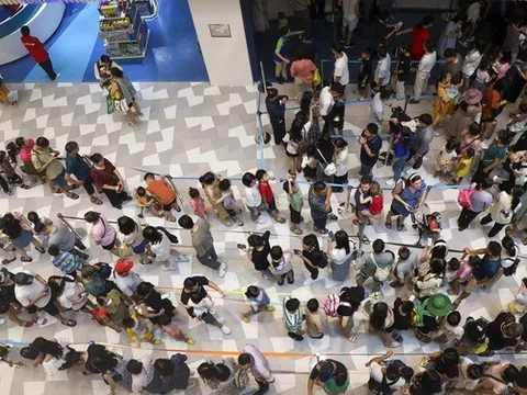 Trung tâm thương mại ở Hà Nội tấp nập người dịp nghỉ lễ, phải xếp hàng gần 40 phút mới có thể vui chơi