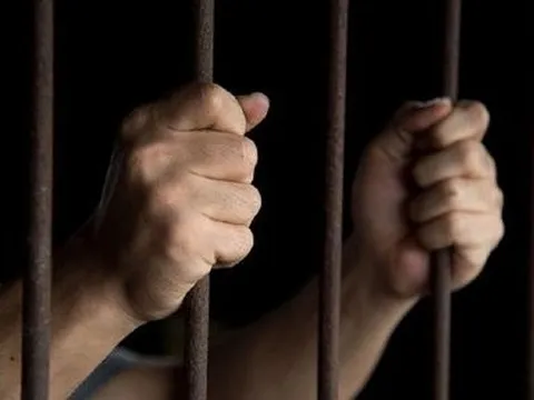 Đang ngồi tù có được hưởng lương hưu?