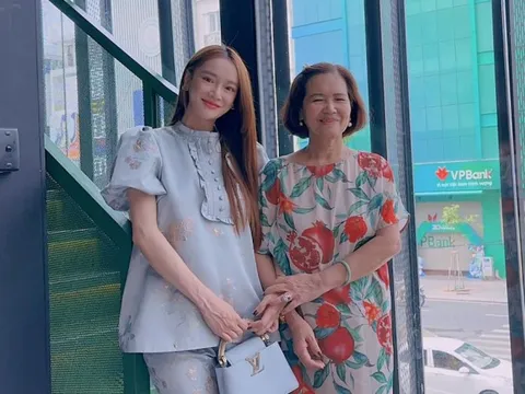 Nhã Phương tiết lộ hình ảnh nhan sắc đời thường nhưng sự chú ý lại đổ dồn vào đôi chân của mẹ bầu