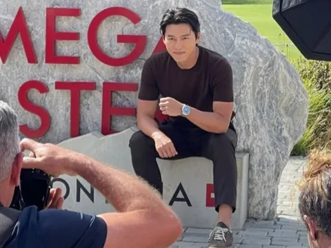 Ngoại hình ở tuổi 40 của "ông bố bỉm sữa" Hyun Bin được tiết lộ qua ống kính "người qua đường"