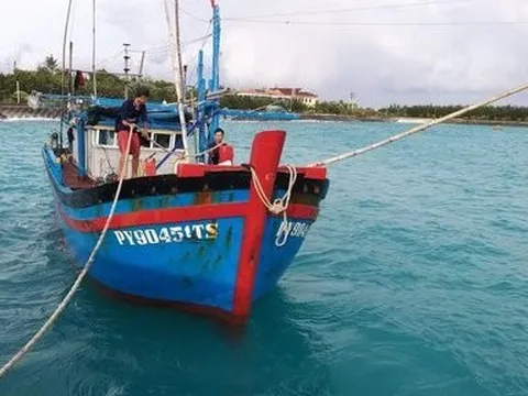 Hỗ trợ khắc phục sự cố trục chân vịt cho tàu cá ngư dân Phú Yên