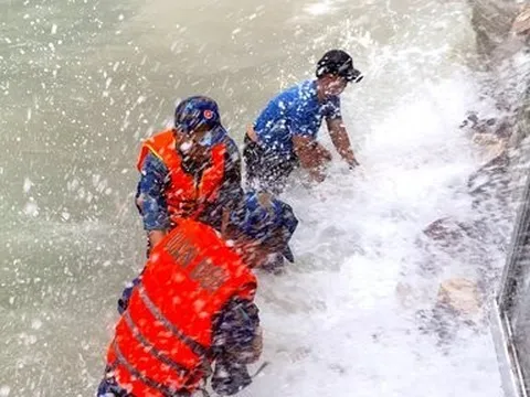 Cán bộ, chiến sĩ Vùng 5 Hải quân giúp dân phòng, chống sạt lở bờ biển