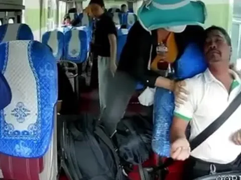 Khoảnh khắc tài xế đột quỵ trên chuyến xe về Bình Thuận, hành khách gọi cấp cứu