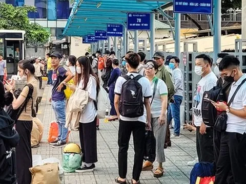 Hà Nội: Bến xe khách nhộn nhịp, người dân lỉnh kỉnh hành lý trở lại sau kì nghỉ lễ 2/9