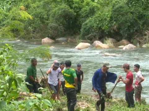 Đi bẻ măng, hai dì cháu bị nước lũ cuốn trôi