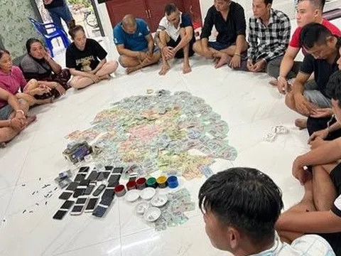 Bắt quả tang 14 người tụ tập đánh bạc, tạm giữ trên 370 triệu đồng